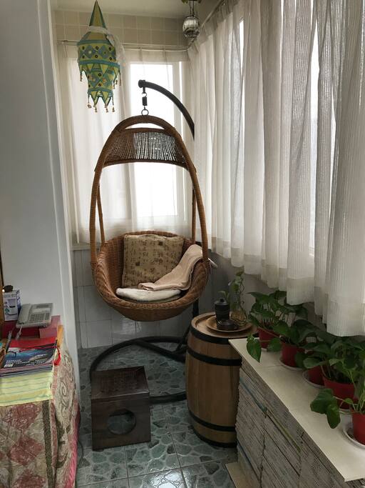 品茶、阅读、听音乐、发呆、小睡。。。独处空间!春天来时,还会种些绿色植物,让藤蔓顺着藤椅支架生长,别有一番情趣!吊椅下方准备种菜。。。