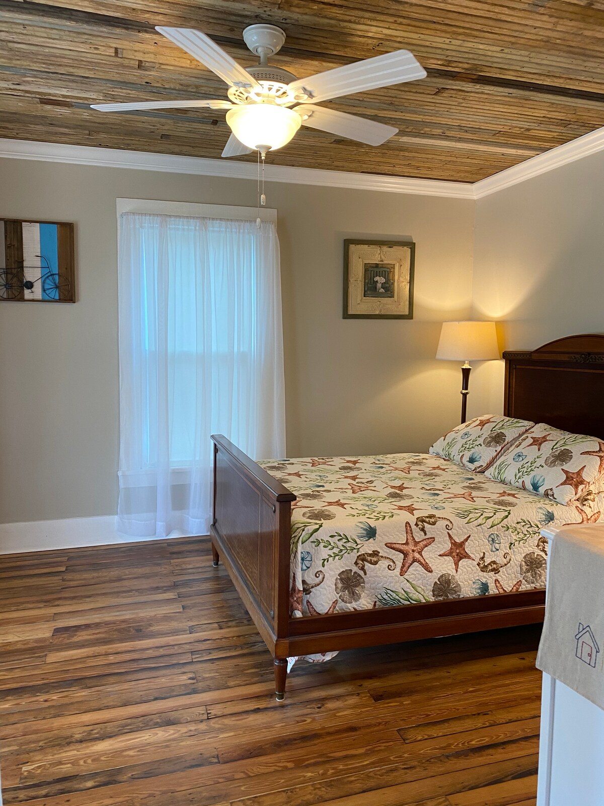 前卧室配有古董双人床，带新床垫套装