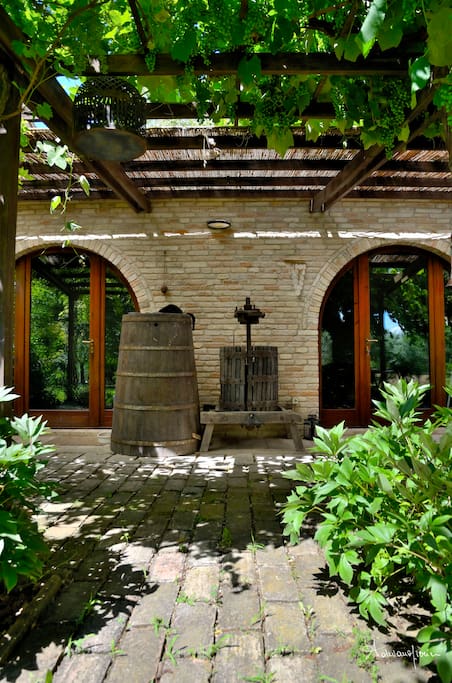 L'entrata e veranda. - The entrance and patio.