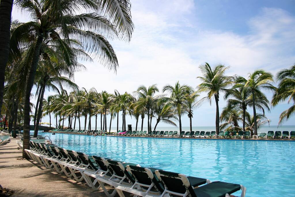 Plan for morning laps in the massive pool, one of the largest interconnected pools in Latin America.