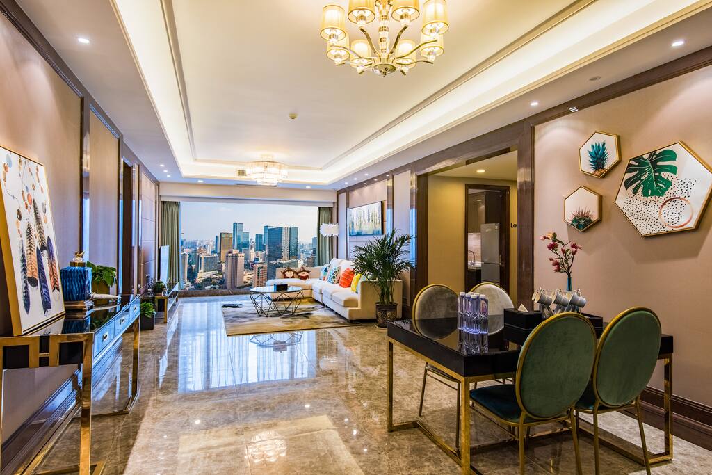 客厅与餐厅区域