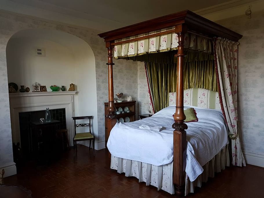 the four poster room