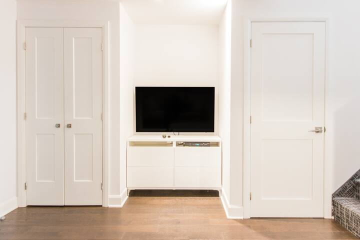 Unwind in a Multilevel Loft in the Heart of Trendy Mile End gallery image 4