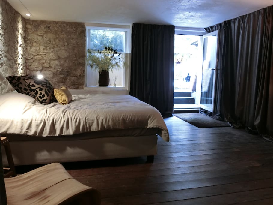 Doppelbett mit direktem Ausgang in den Garten