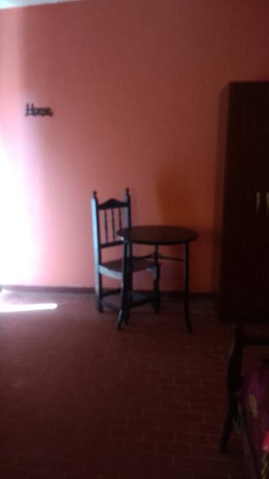 Una mesa chica ,se puede agregar silla