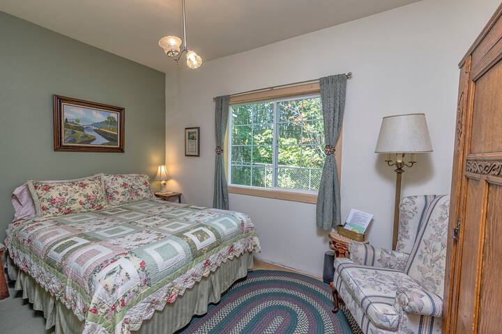 Peaceful country 1 BR, hot tub+vegan breakfast bar