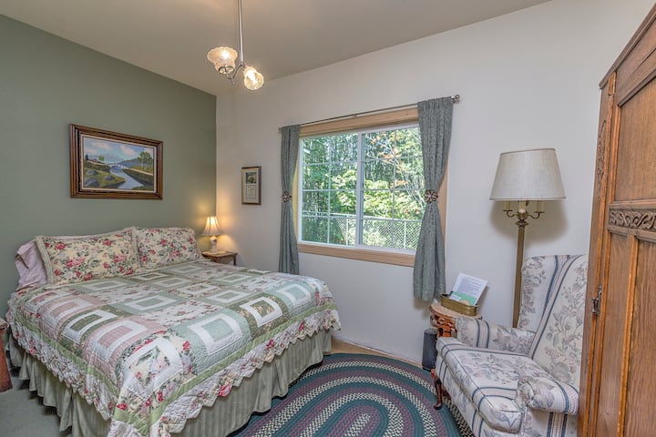 Добре дошли в стаята на наследството. Насладете се на спокойна нощна почивка в удобното двойно легло. Тази уютна стая се намира на първия етаж и разполага с оригиналния дървен под от края на 1800 г. и уникално осветително тяло от началото на 1900 - те години.