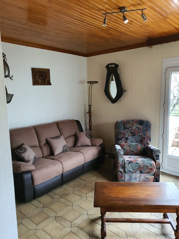 เก้าอี้นวมไฟฟ้า 2 ตัวและเข้าถึงระเบียงกลางแจ้งได้โดยตรง 