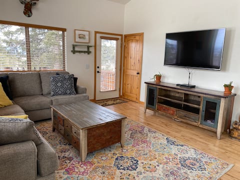 Warm Mountain Escape, Secluded, Peaceful w/ Views!
