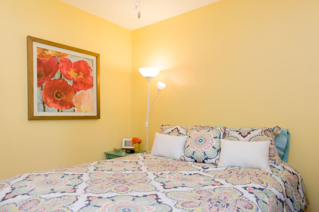 Guest room with queen size bed
