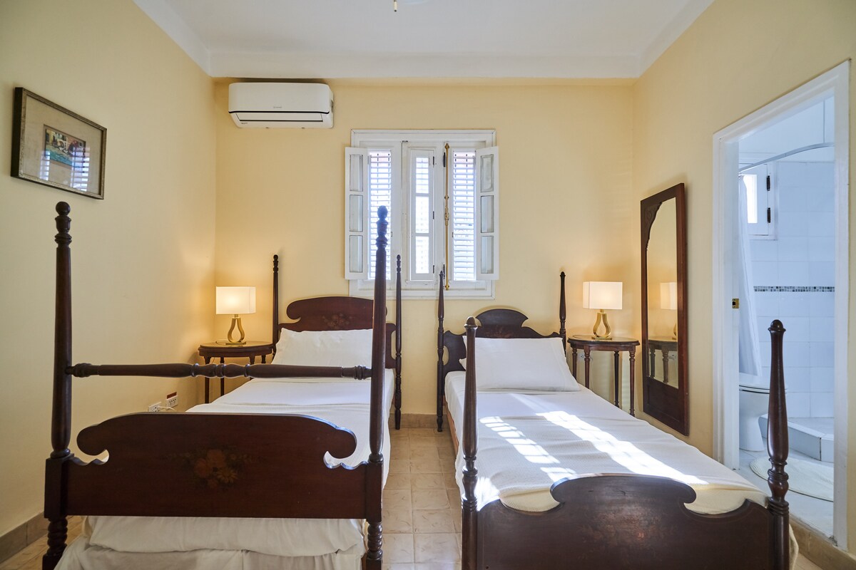 4间卧室中的2号卧室，带独立套内卫生间