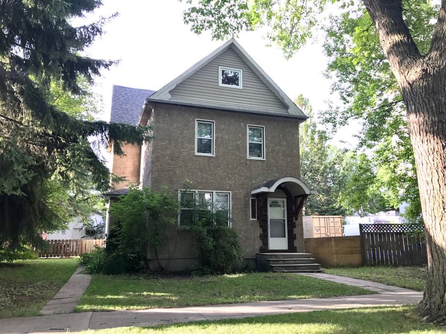 Entrance located back of home. Park behind home for easy access.