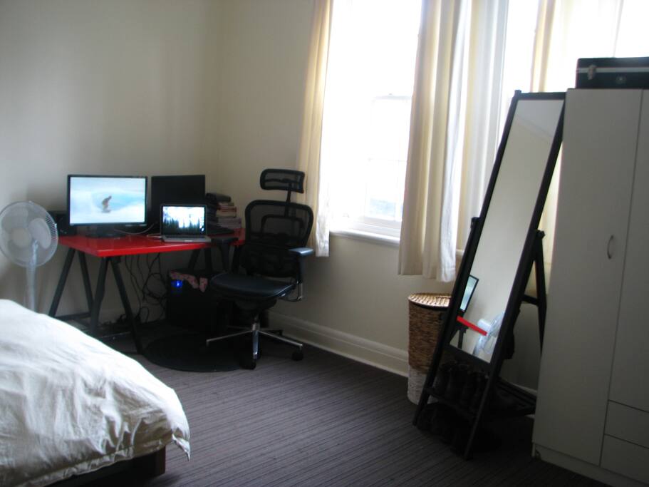 Work desk, can hook up to the secondary screen