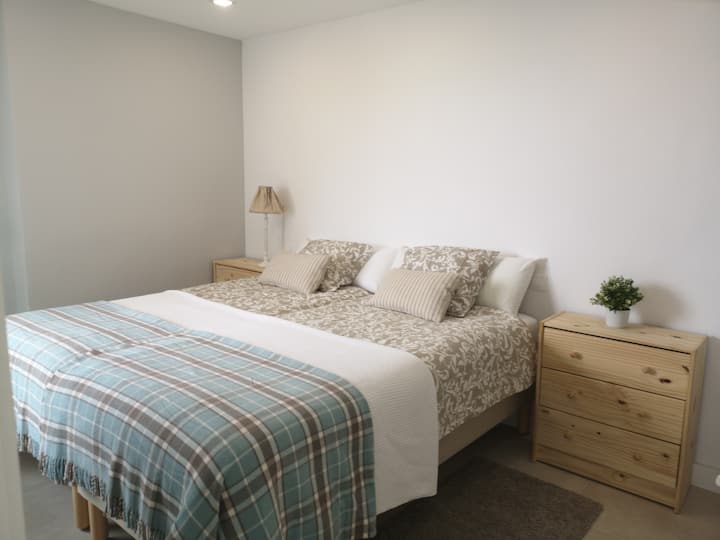 Двойна спалня с двойно легло king size 180x200 см, баня и тоалетна