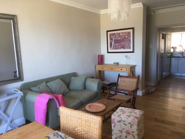 Sea views & 10 min walk from Camps Bay beach gallery image 5