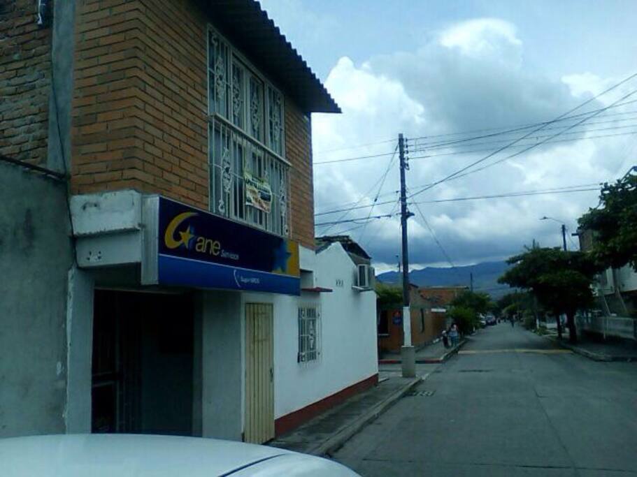 El apto se encuentra en este 2 pido y la entrada por la puerta beige; totalmente independiente.