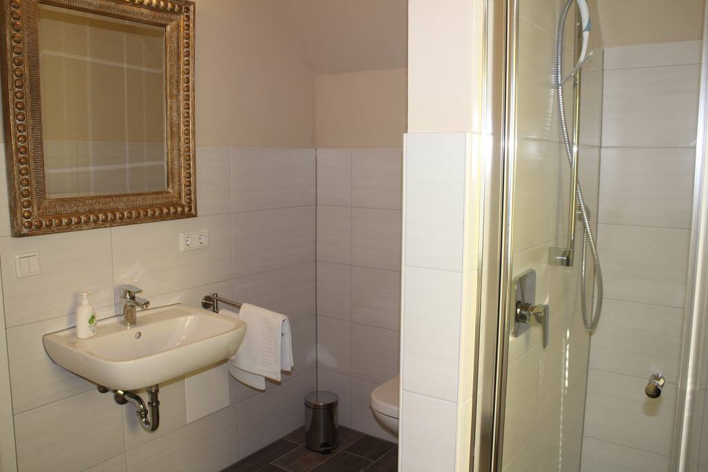 Komfortables Bad mit Dusche (bodengleich)