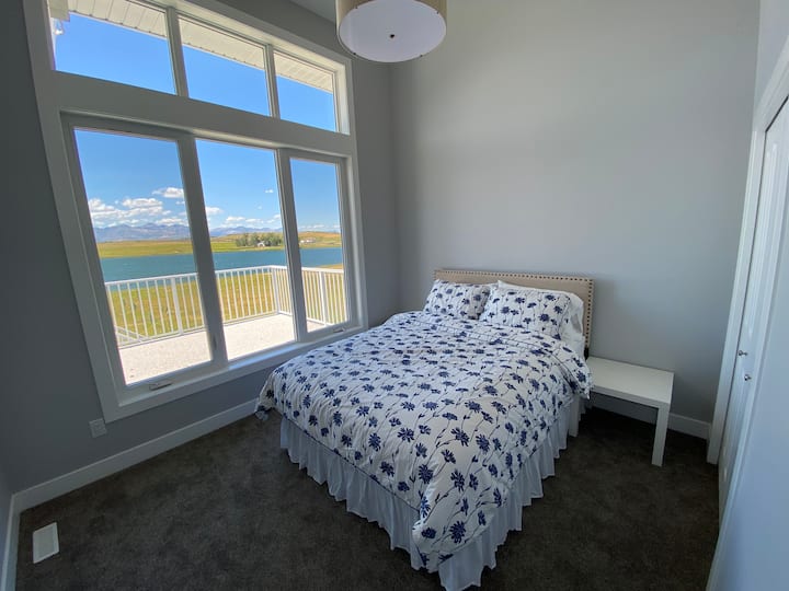 Dormitorio noroeste con vistas al lago. Cama tamaño queen.