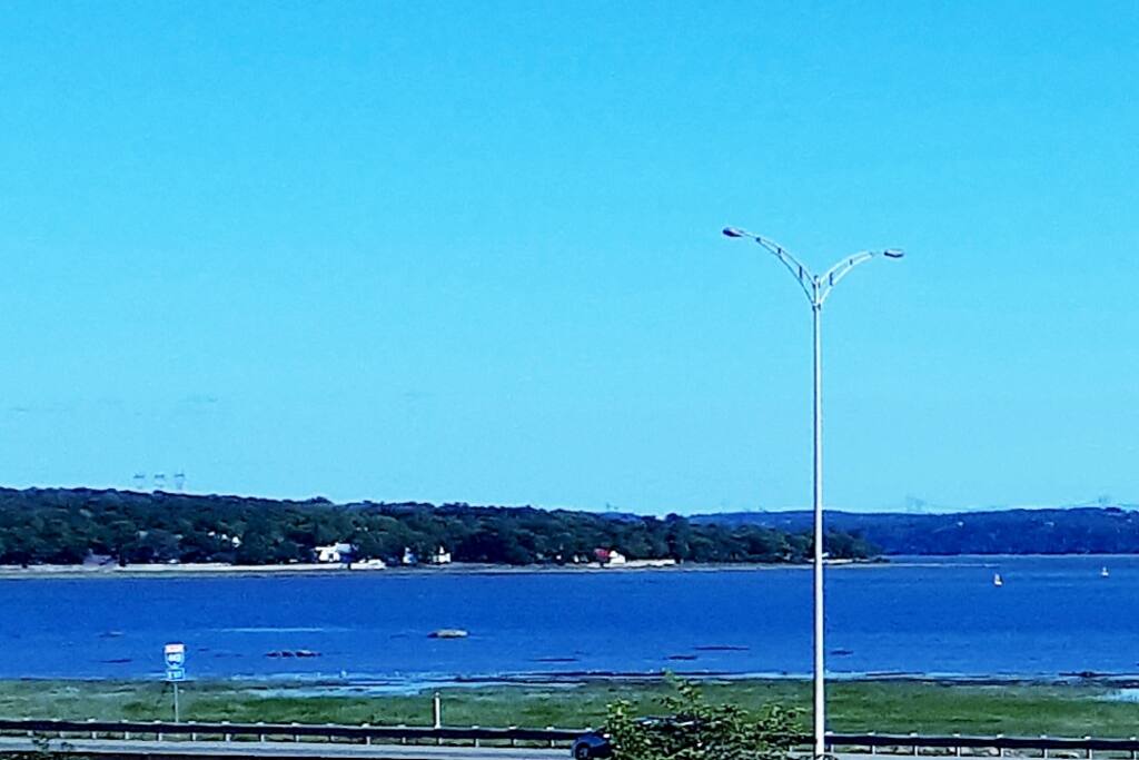 Condo situated on the shores of the St Laurence river.
7 minute drive to Old Québec along the St Lawrence river. You have not seen Quebec if you do not drive this. In one eyesview you see the city, island, river, south shore, wild birds....