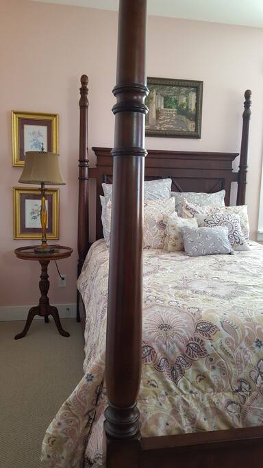 Main Floor Bedroom with Queen-size Bed