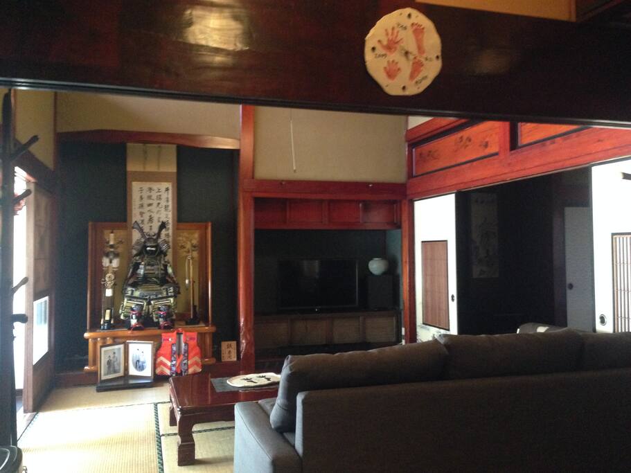 The main living room. リビングルーム。テレビはApple TVもあります。