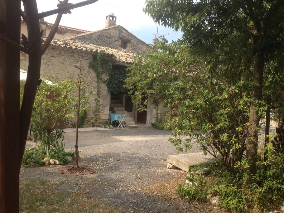 l'entrée vue du jardin