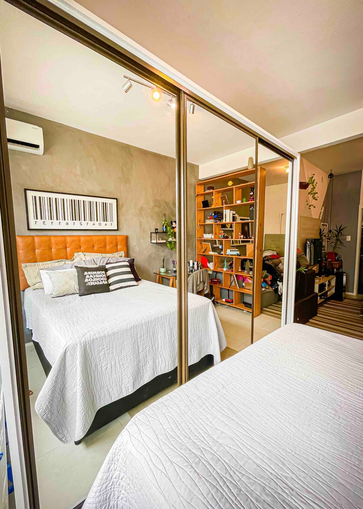 Integrated bedroom with double bed with super comfortable orthopedic mattress, facing a wardrobe with front fully reversed in mirror, expanding the ambiance and perfect for you to prepare when you leave, with a full-length view. 