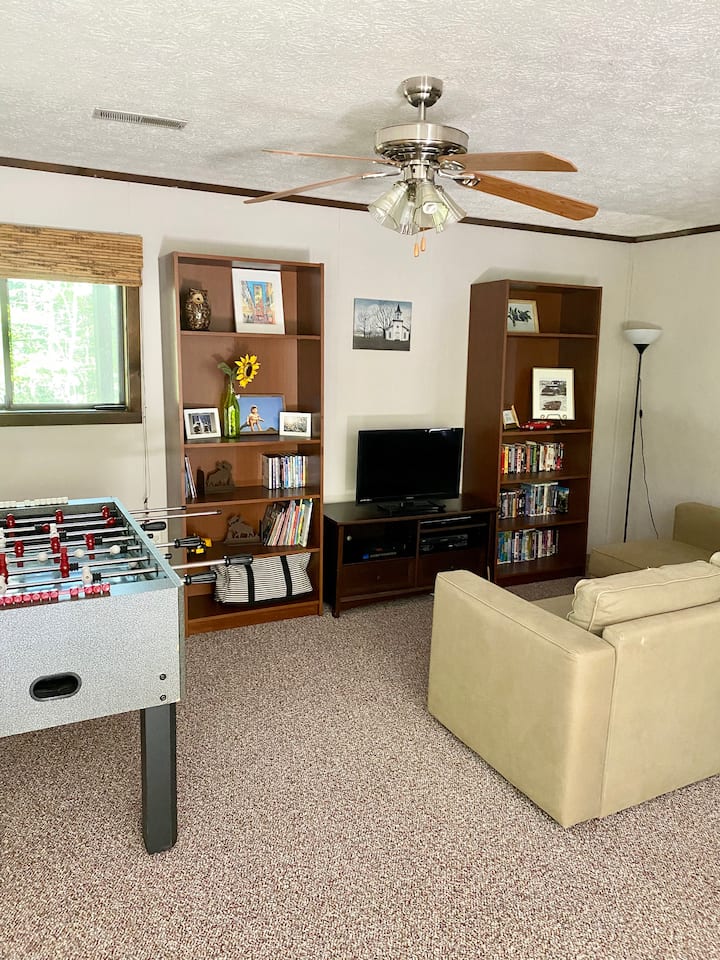 Furahia michezo, sinema na sebule ya ghorofa ya chini