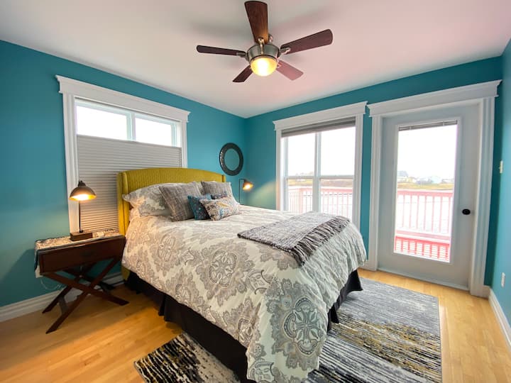 غرفة نوم للضيوف في المستوى العلوي بسرير بحجم كبير بجوار الحمام الرئيسي وإمكانية الوصول إلى سطح السفينة