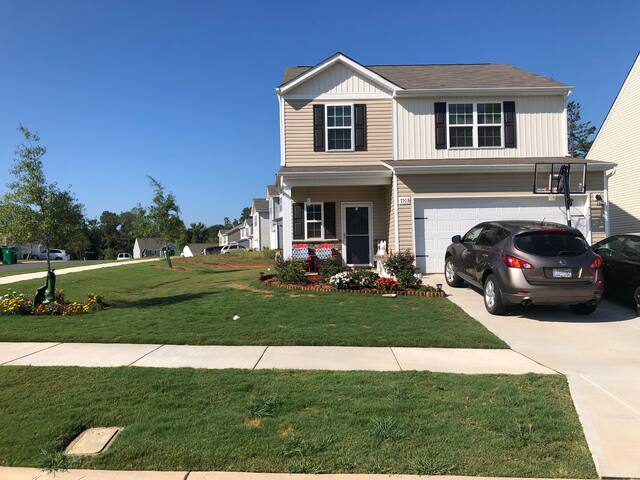 East Charlotte - Private Bedroom! Ready for you!