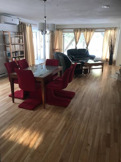 Salle à dîner et séjour en 2e plan