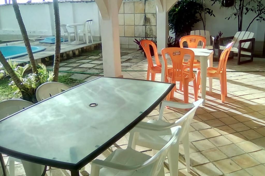 4 mesas na área externa e piscina.