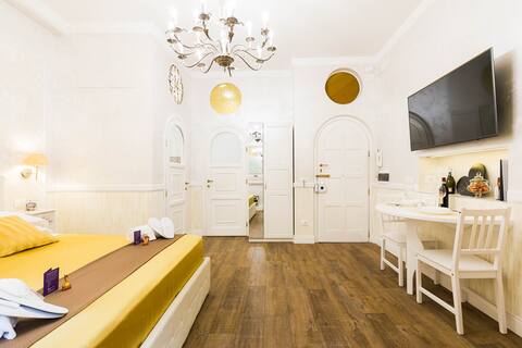 Romantic apartment View of the Trevi Fountain
