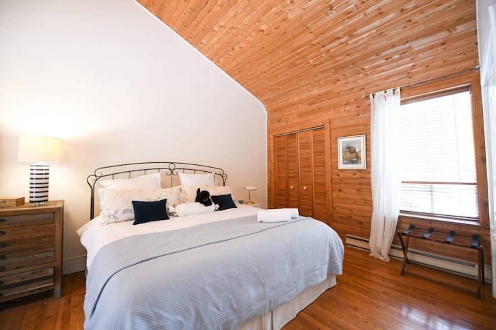 ห้องนอนใหญ่เพดานสูง