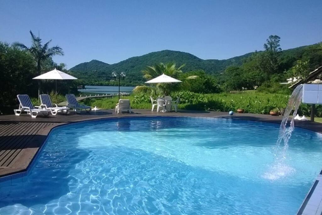 Piscina com vista para a lagoa