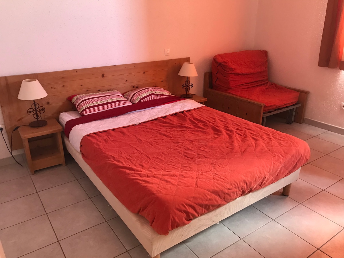 Dvojlôžková spálňa s rozkladacou pohov