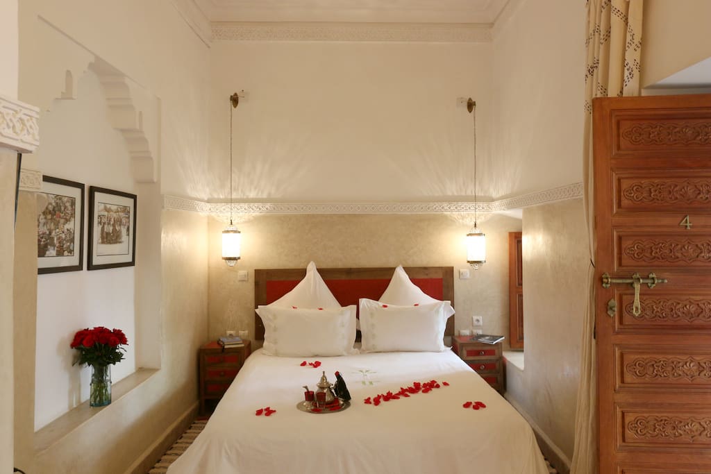 Cama con puerta balcon a la derecha