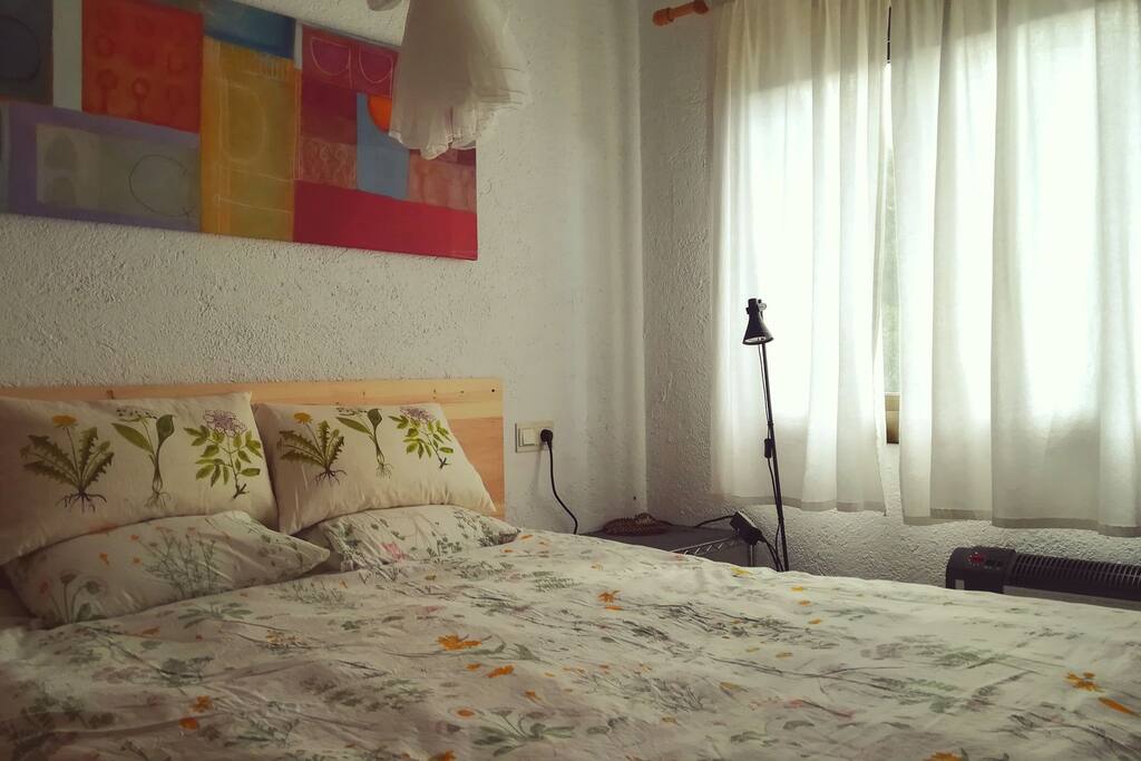L'habitació principal té un llit de 160x200cm