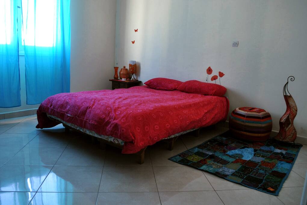 Habitación huéspedes con un armario empotrado