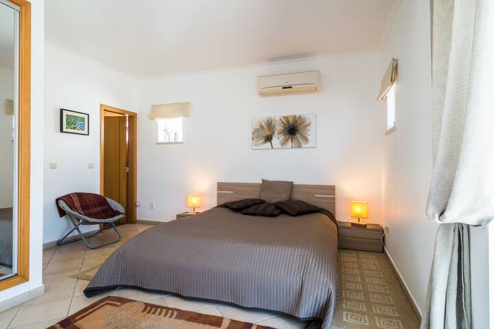 宽敞的二楼主卧套房，带浴室套房。可使用二楼露台