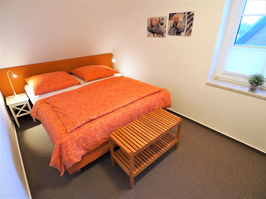 Schlafzimmer mit 160x200cm Doppelbett