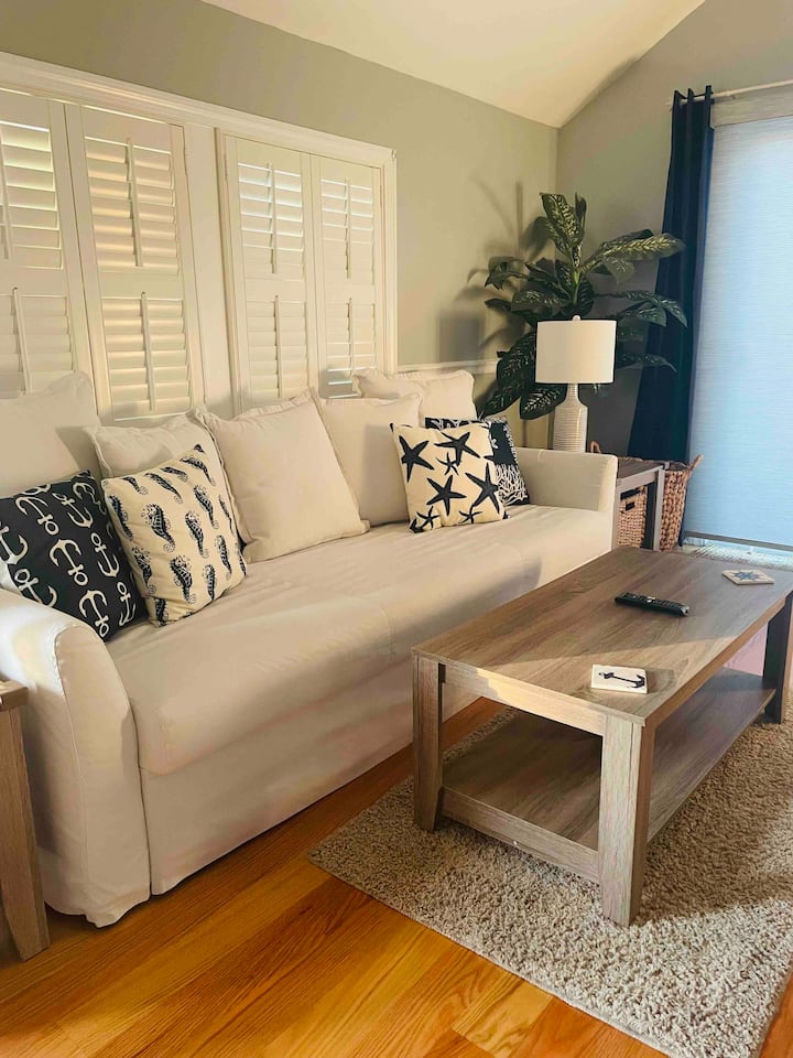 Bright 2 Bedroom Beach Cottage! - South Yarmouth, MA