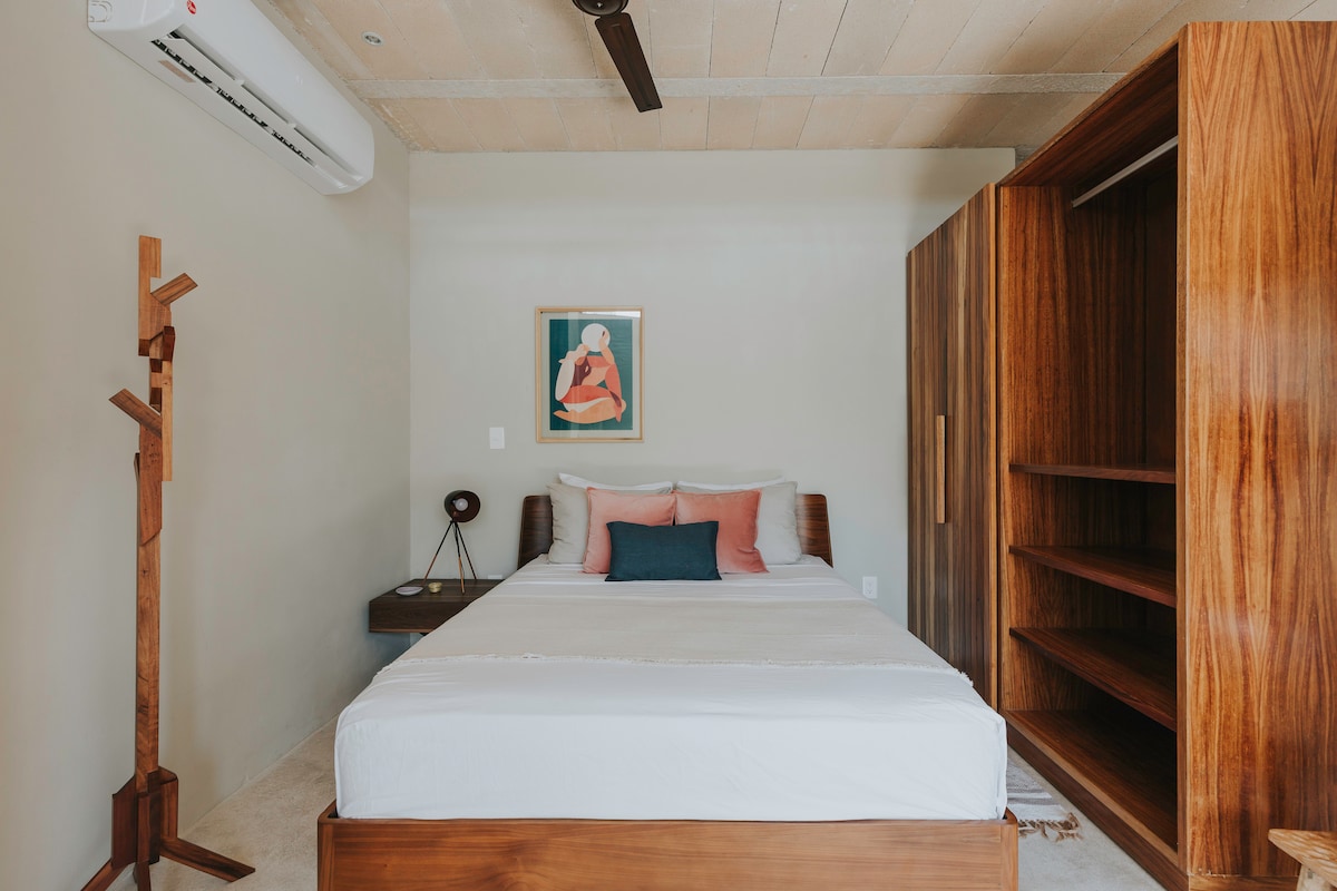 加大双人床（ 2.00米x 2.00米）。