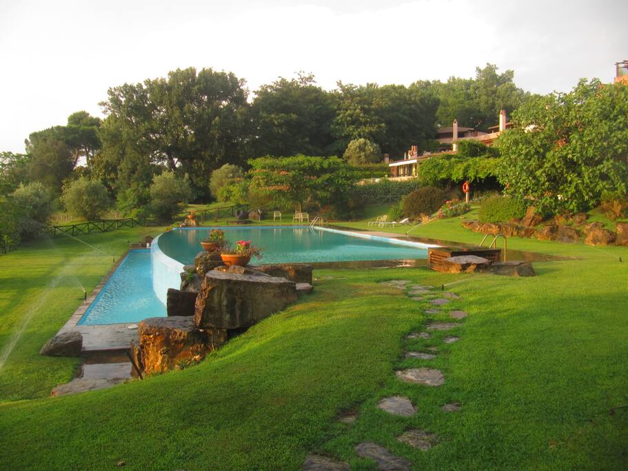 La piscina condominiale immersa nel verde
