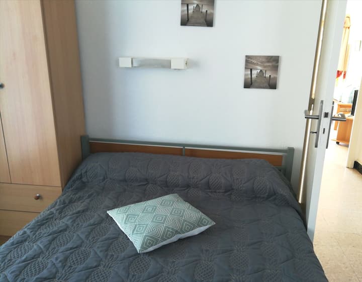 Habitación , con cama de 140 , con vistas a la terraza de la esquina .   También encontrará 1 ventilador  ( si es necesario ) . 