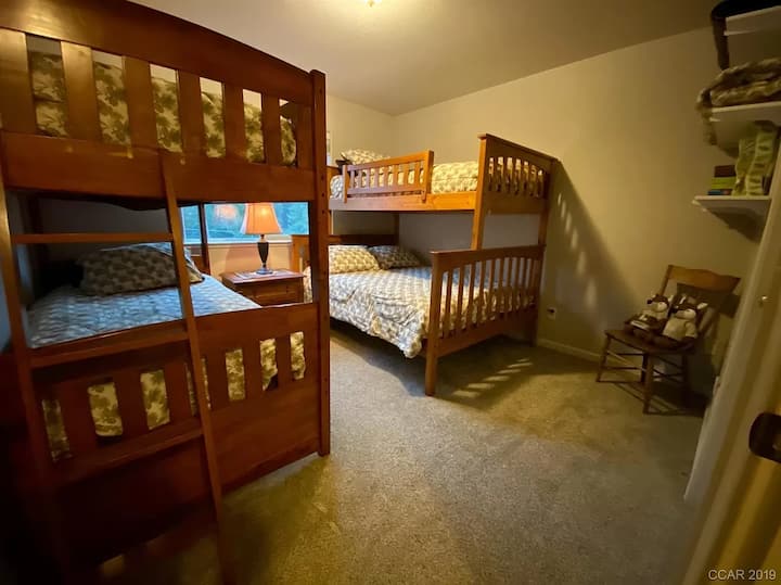 Dormitorio 2 en la planta superior: doble sobre litera doble y doble sobre litera completa