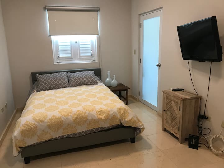 Spavaća soba 1: 1 bračni krevet, 1 futon pune veličine, TV zaslon i klima-uređaj