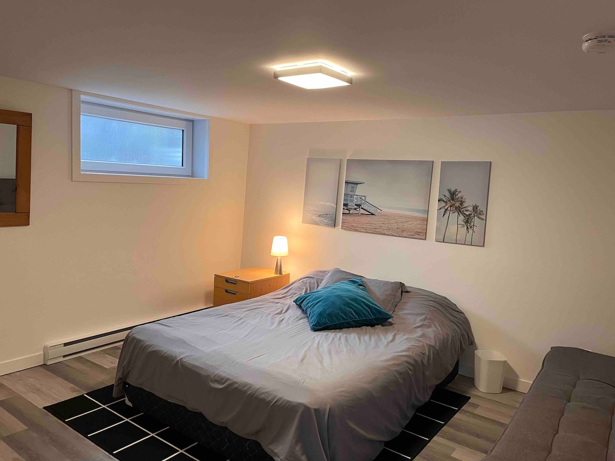 חדר שינה ראשי עם מיטת קווין סייז, ספה נפתחת וארון בגדים גדול לרשותכם. 