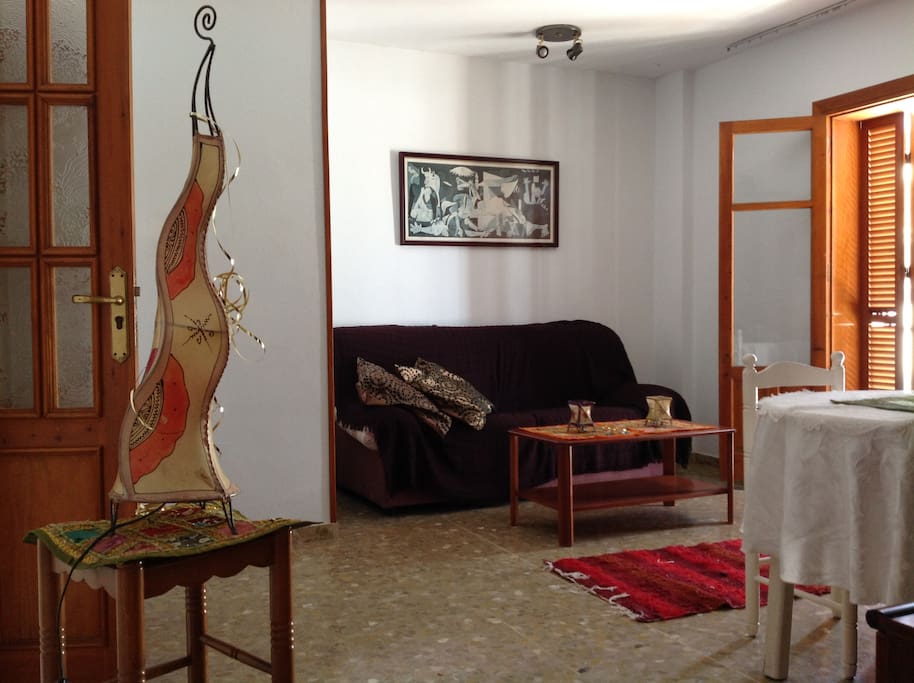 Living/'tapa' room with balcony