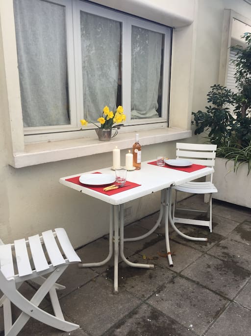 petite terrase privative pr déjeuner au soleil